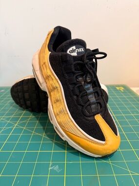 Nike Air Max 95 in wheat gold and black size 10